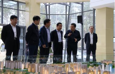 江蘇省人大常委會常務(wù)副主任、黨組副書記陳震寧一行來中創(chuàng)區(qū)視察