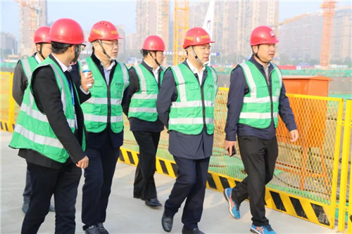 同臺(tái)競(jìng)賽“實(shí)”者勝丨通創(chuàng)投公司召開(kāi)三大工程百日攻堅(jiān)暨質(zhì)量安全生產(chǎn)現(xiàn)場(chǎng)推進(jìn)會(huì)