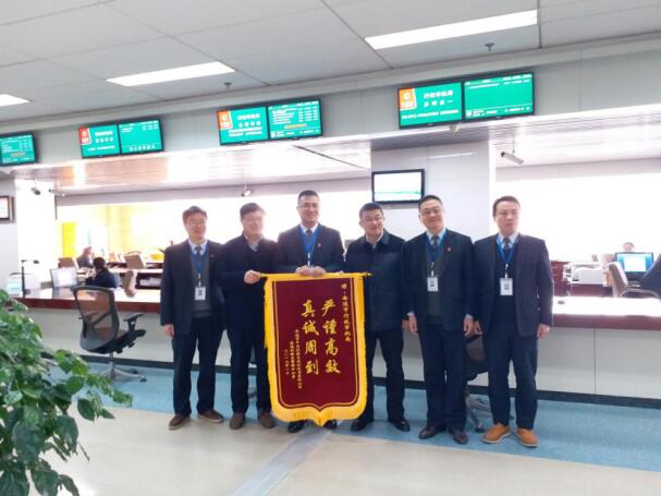 通創(chuàng)辦、通創(chuàng)投公司向市行政審批局等部門贈送錦旗