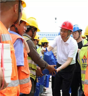 你們辛苦了!市領(lǐng)導(dǎo)慰問中創(chuàng)區(qū)一線施工人員