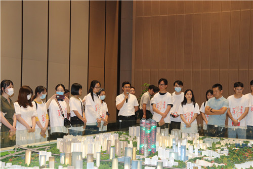 百余名通籍學(xué)子走進(jìn)創(chuàng)新區(qū)， 實地感受“城市新中心”